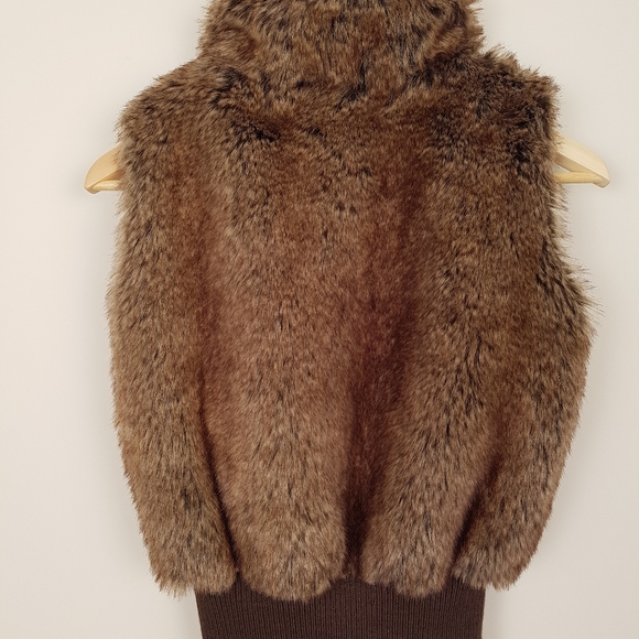 2/$20🌿 Brown Faux Fur Zip Up Vest - Picture 2 of 4